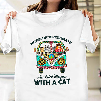 Hippie Never Underestimate An Old Hippie With A Cat MDGB1703005Y Light Classic T Shirt